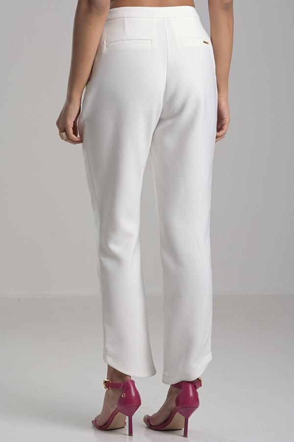 PANTALON BLANCO CON BOTON FLOR