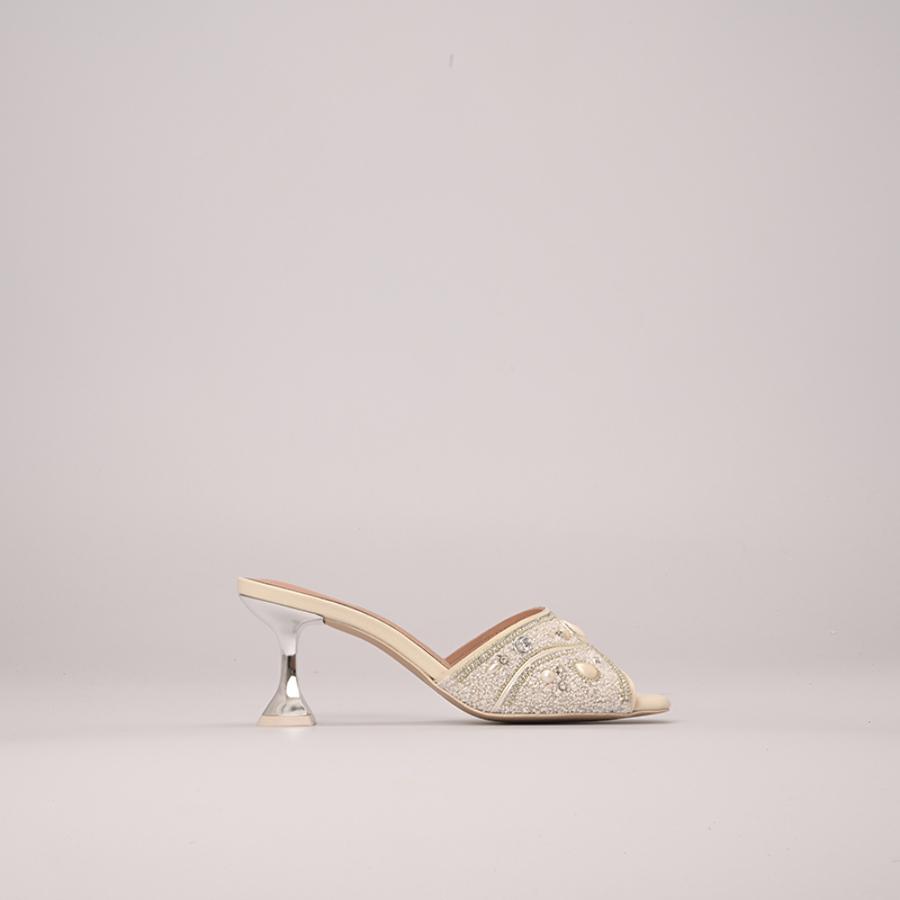 SANDALIA OFF WHITE CON ACCESORIO