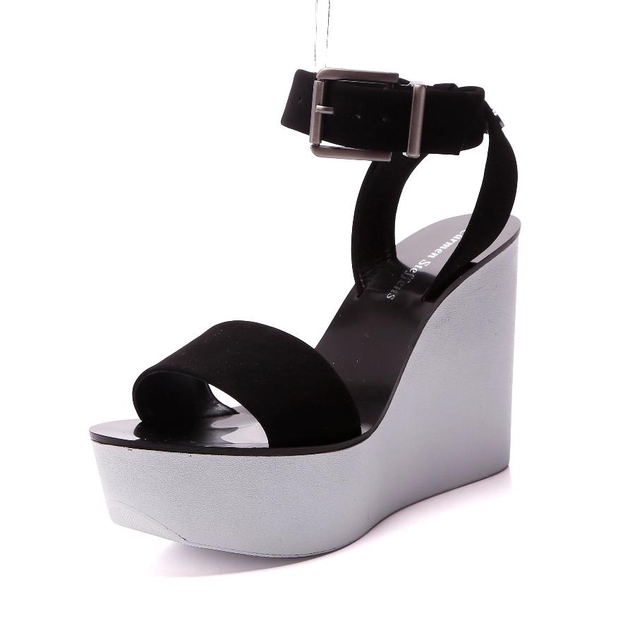 SANDALIA NEGRA CON TERRAPLÉN Y TOBILLERA