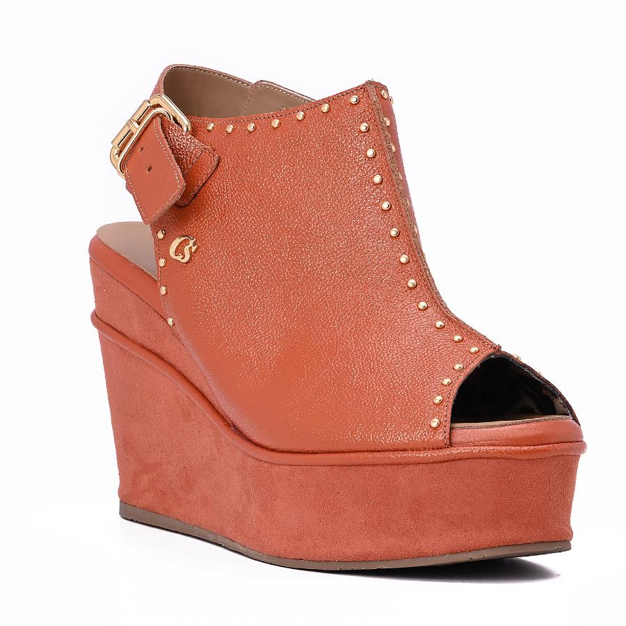 SANDALIA CON TERRAPLEN Y TACHAS