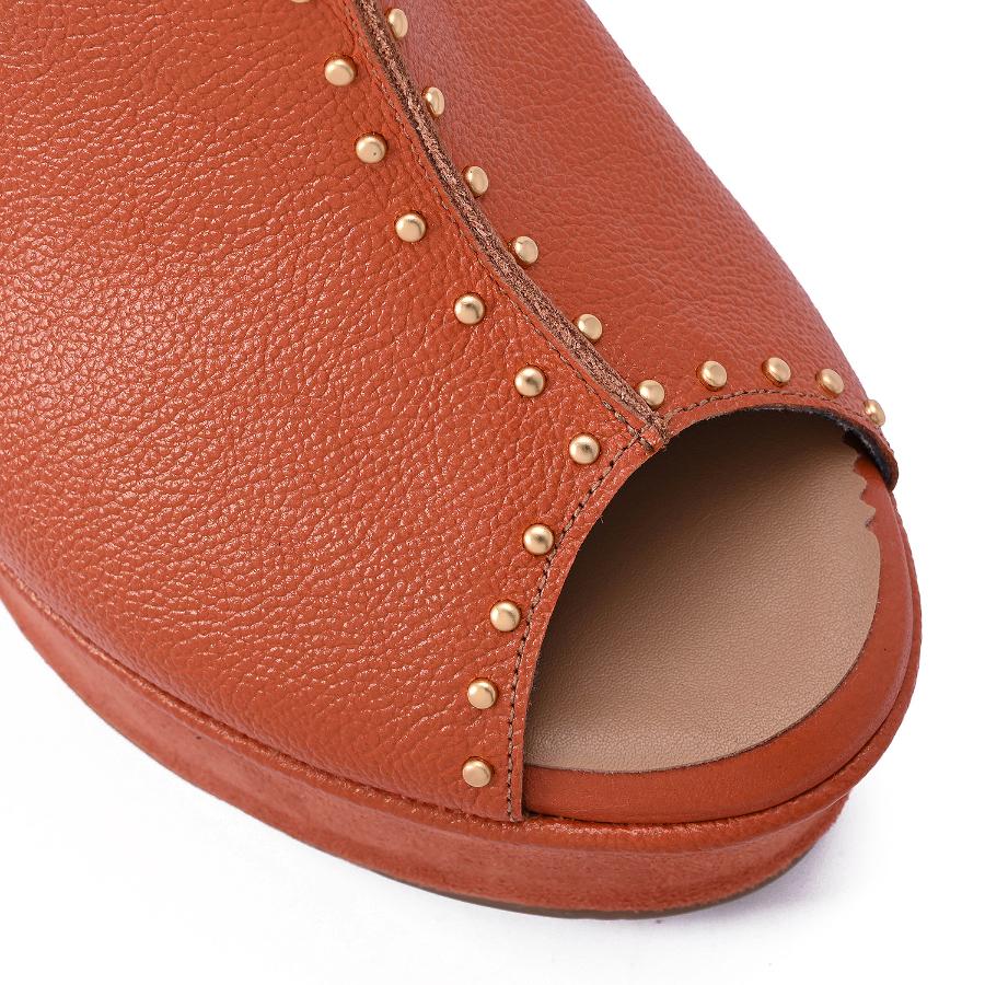 SANDALIA CON TERRAPLEN Y TACHAS