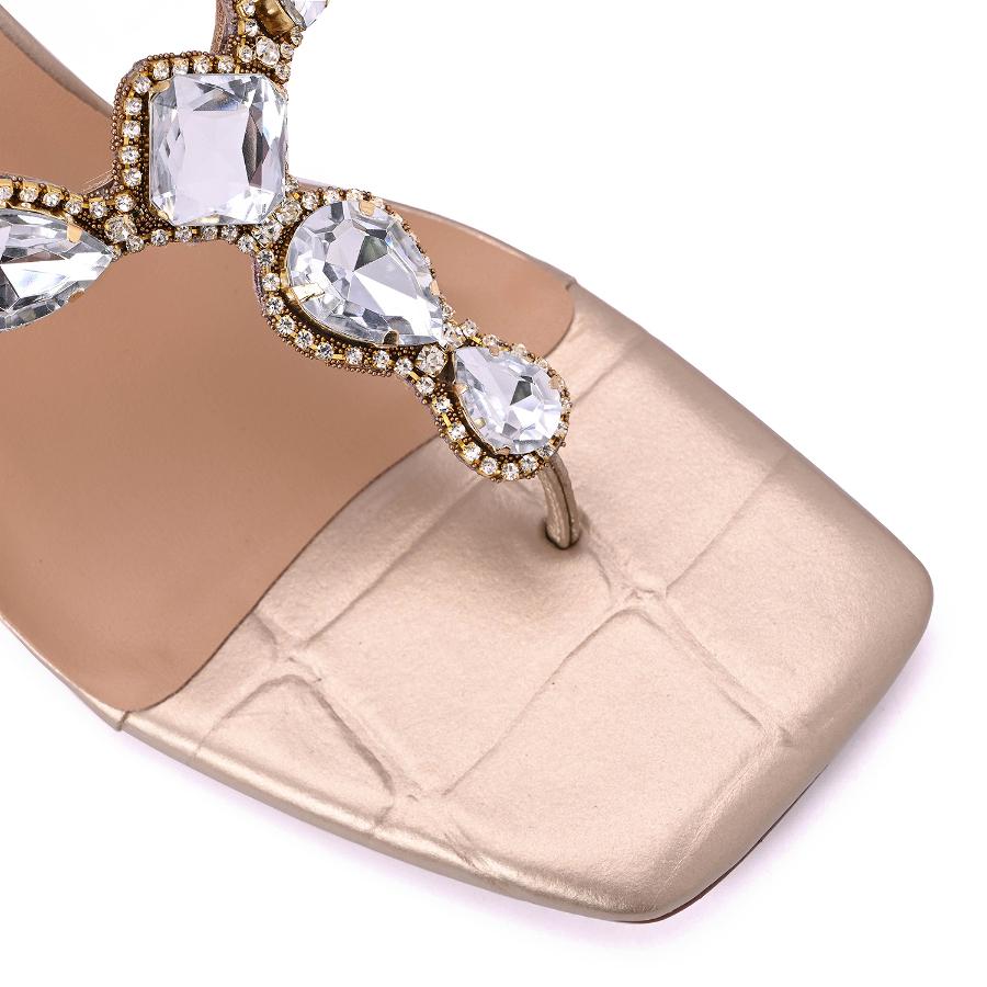 SANDALIA DORADA CON PEDRERÍA