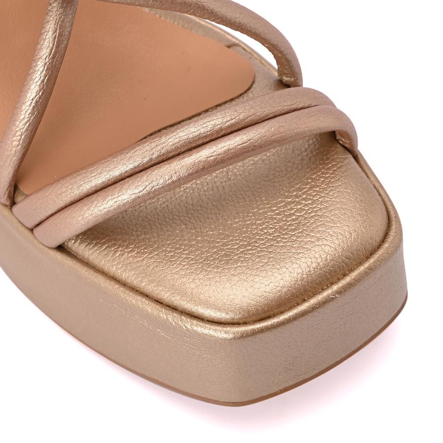 SANDALIA DORADA CON PLATAFORMA CARMEN STEFFENS ALTO VERANO 2023