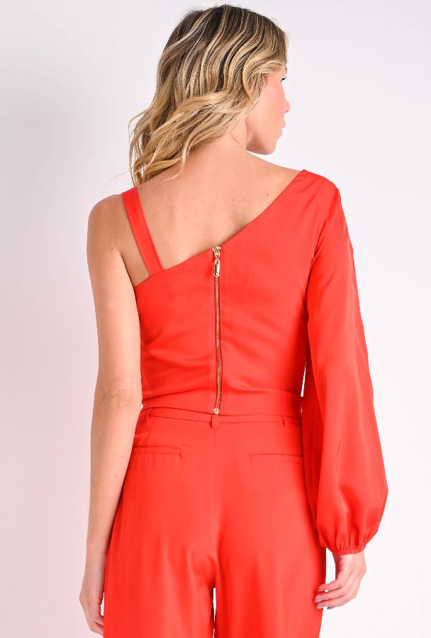 BLUSA CON ACCESORIO DORADO