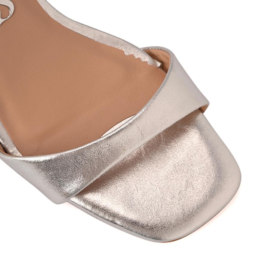 SANDALIA PLATEADA CON BRILLO