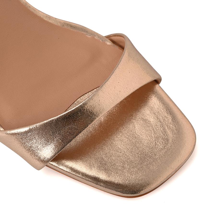 SANDALIA DORADA CON BRILLO