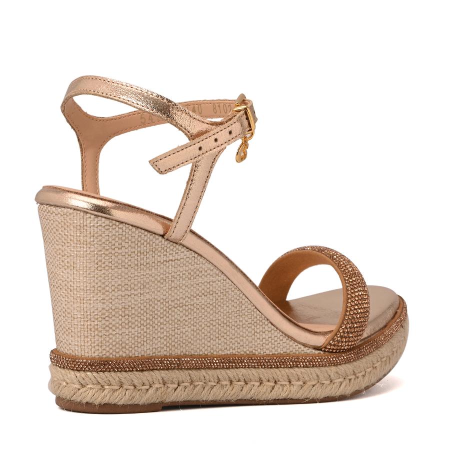 SANDALIA DORADA CON TERRAPLEN