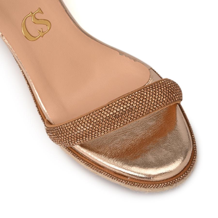 SANDALIA DORADA CON TERRAPLEN