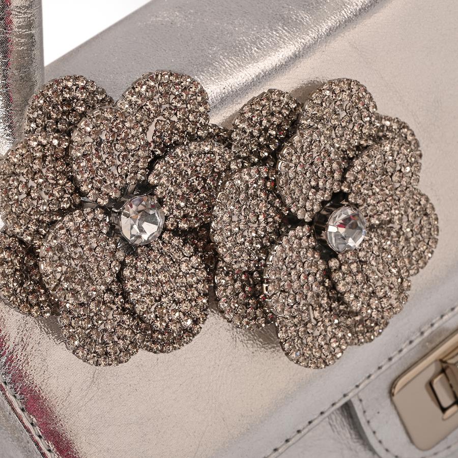 CARTERA PLATEADA CON ACCESORIO