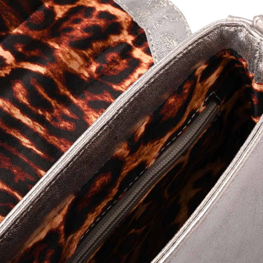 CARTERA PLATEADA CON ACCESORIO