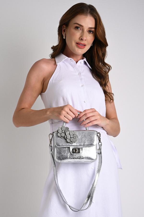 CARTERA PLATEADA CON ACCESORIO