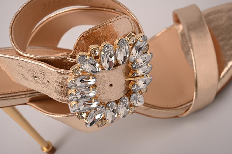 SANDALIA DORADA CON CRISTALES