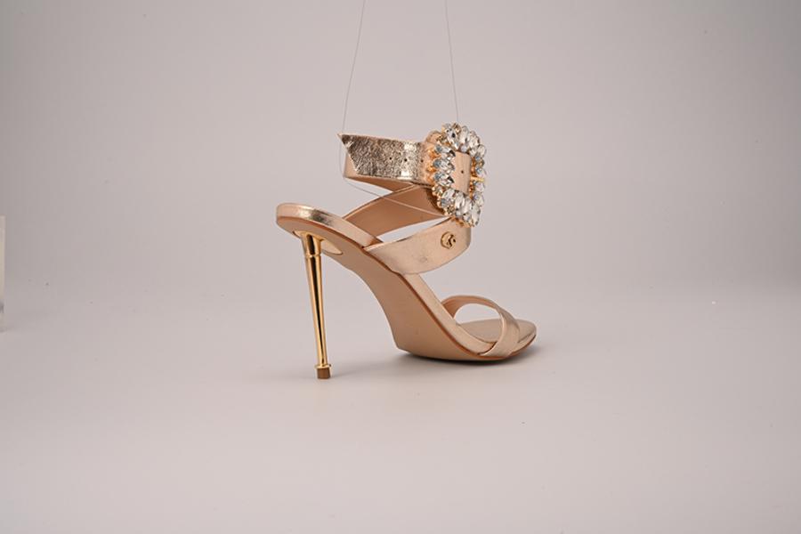 SANDALIA DORADA CON CRISTALES