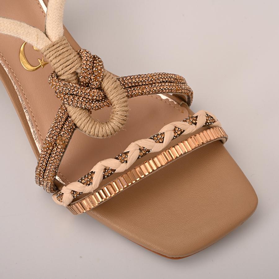 SANDALIA CAMEL CON BRILLO