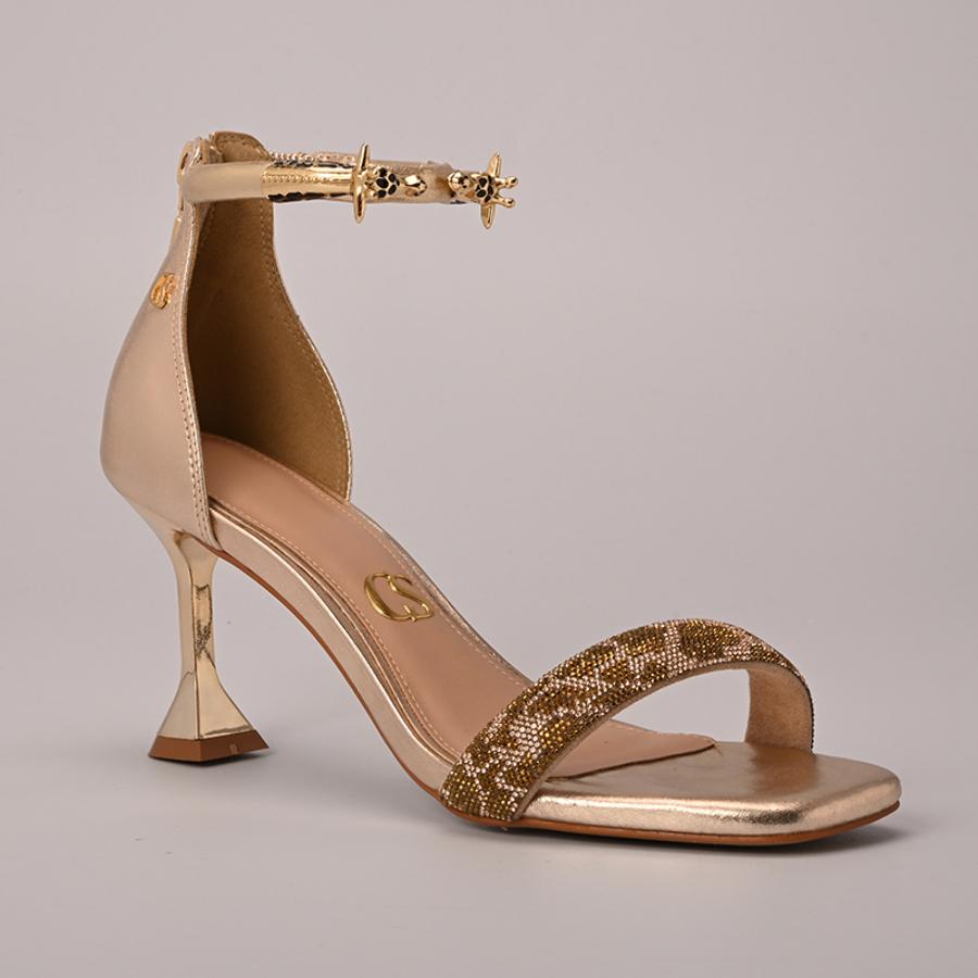 SANDALIA DORADA CON BRILLO Y ACCESORIO