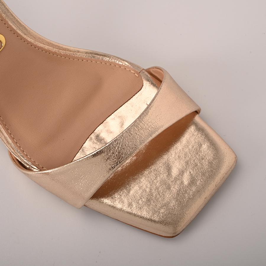 SANDALIA DORADA CON DISEÑO