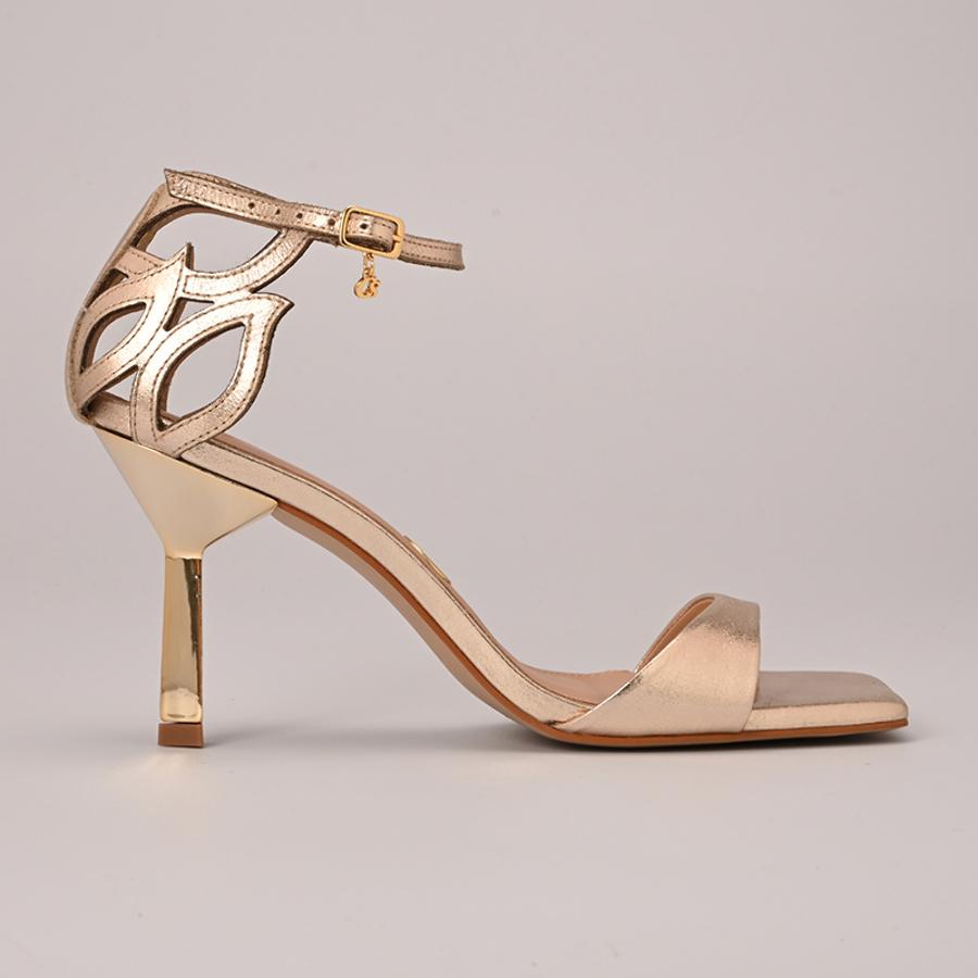 SANDALIA DORADA CON DISEÑO