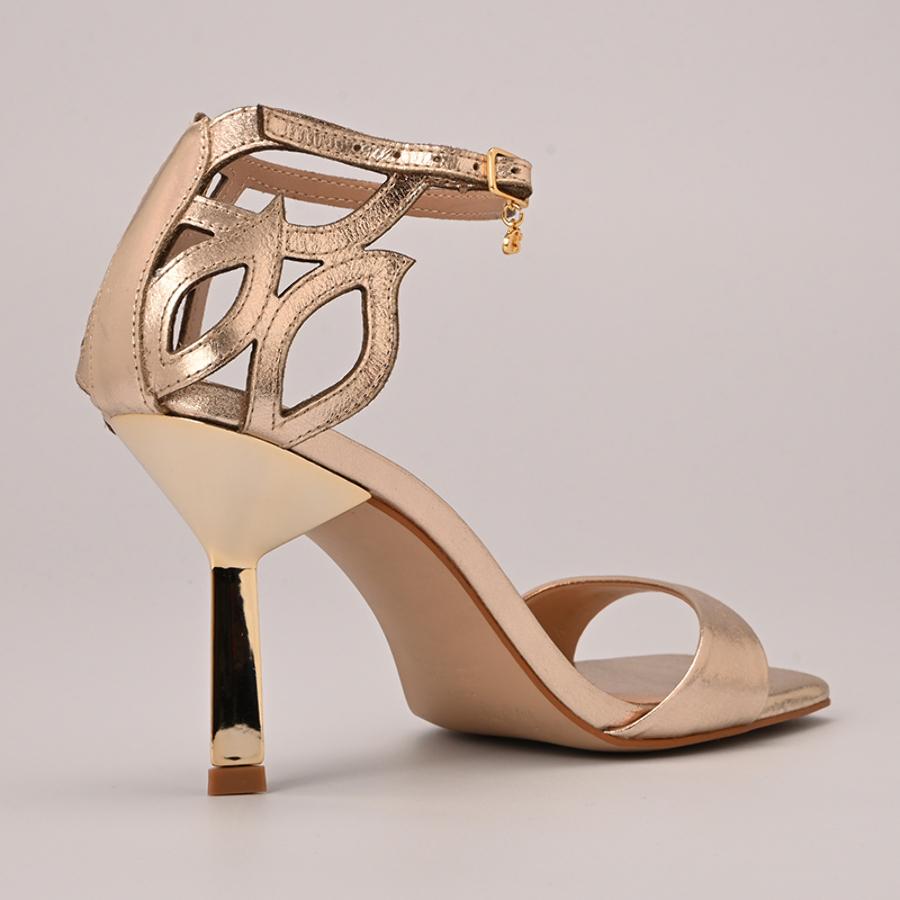 SANDALIA DORADA CON DISEÑO