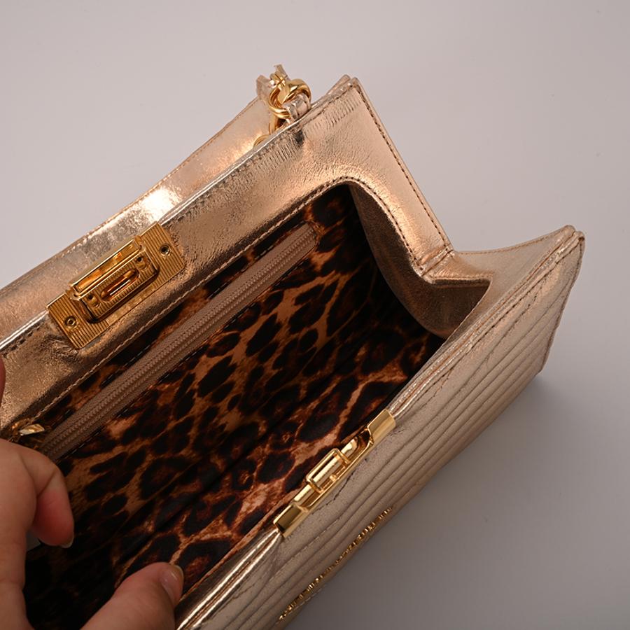 CARTERA DORADA CON TEXTURA