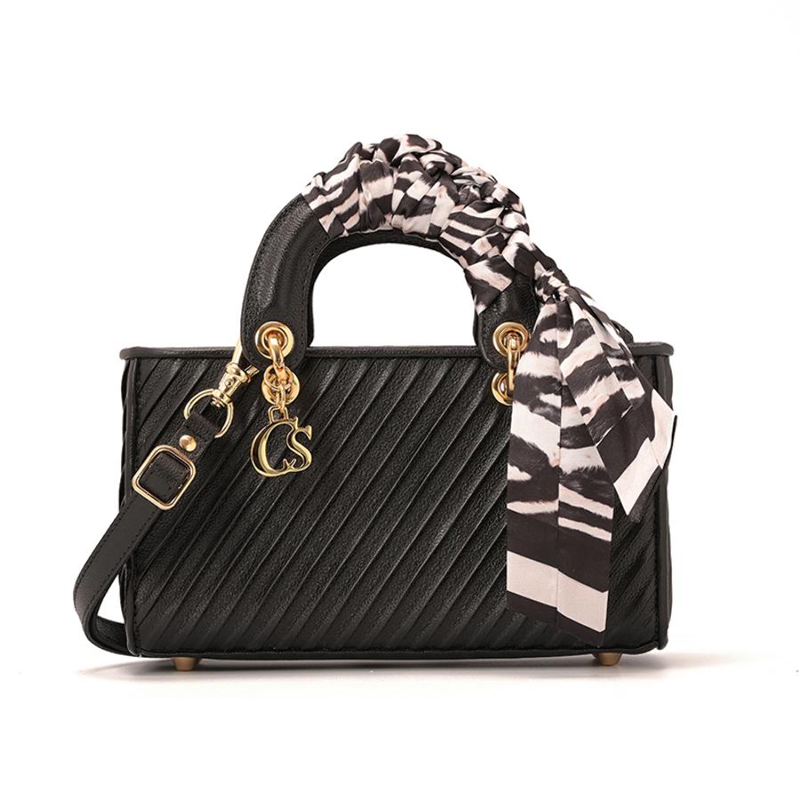 CARTERA BLACK CON TEXTURA Y ACCESORIO