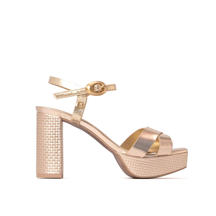 SANDALIA DORADA CON PLATAFORMA