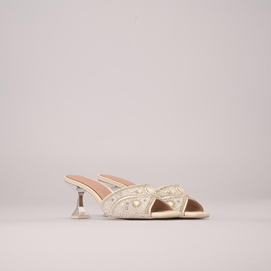 SANDALIA OFF WHITE CON ACCESORIO