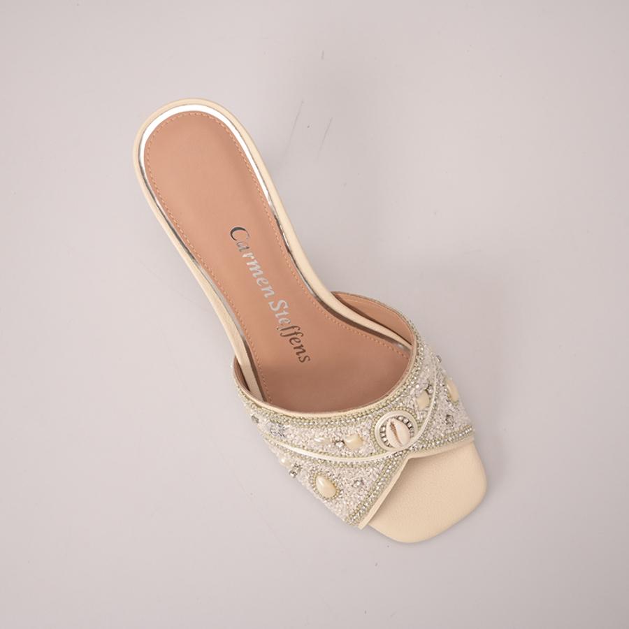 SANDALIA OFF WHITE CON ACCESORIO